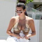 A Linda Kim Kardashian em um Biquini de Oncinha