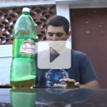 'Amigos' Mijam na Garrafa e Enganam Gordinho