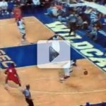 Jogador de Basquete em Cima da Torcida