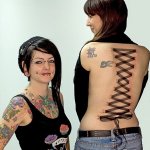 'Corset Piercing' Torna-se Cada Vez Mais Comum e Preocupa Médicos 'Corset Piercing' Torna-se Cada Vez Mais Comum e Preocupa Médicos