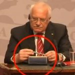 Presidente Tcheco 'Furta' Caneta em Coletiva Presidente Tcheco 'Furta' Caneta em Coletiva