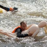 Bonecas Inflaveis São Ultilizadas como Bóias na Rússia Bonecas Inflaveis São Ultilizadas como Bóias na Rússia