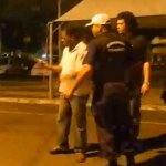 Sargento Aponta Arma para Guardas em Blitz Sargento Aponta Arma para Guardas em Blitz