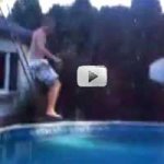 Idiota Tentando Pular na Piscina
