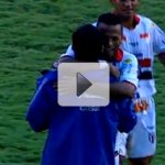 Jogador Comemora Gol com Técnico do Time Adversário