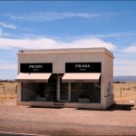 Loja Prada no Deserto Vai a Falência