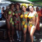 Mulheres-Fruta Desfilam Nuas em Feira Mulheres-Fruta Desfilam Nuas em Feira