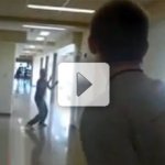 Jogando Futebol Americano em Lugar Fechado