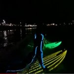 Surfando de Noite com Pranchas e Roupas com Neón Surfando de Noite com Pranchas e Roupas com Neón