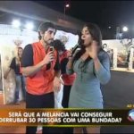 Mulher Melancia Derruba 30 Pessoas com Bundada em Domin� Humano