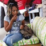 Americana com Distúrbio Alimentar Torna-se Viciada em Comer Sofá Americana com Distúrbio Alimentar Torna-se Viciada em Comer Sofá