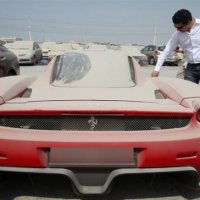 Ferrari Abandonada Vai a Leilão em Dubai