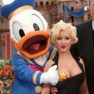 Pato Donald é Processado por Apalpar Seios de Fã