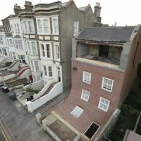 Artista Britânico Cria Modelo de Casa que 'Escorrega' Para Rua