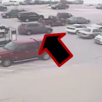 Idoso Bate em 10 Carros Tentando Sair do Estacionamento