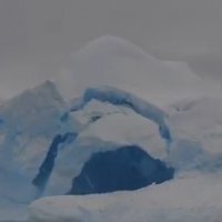 Iceberg Explodindo na Antártida