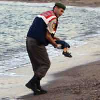Foto de Menino Refugiado Morto na Praia Atrai Atenção Para Crise
