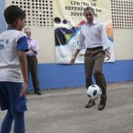 Barack Obama Joga Futebol na Cidade de Deus