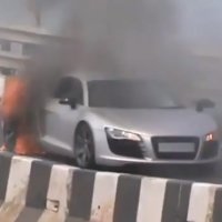 Audi R8 Pega Fogo Aparentemente Sozinho em Evento na Índia