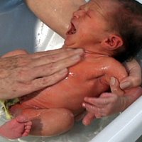 Aprenda a Dar o Primeiro Banho no Seu Bebê
