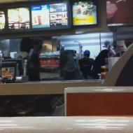 Clientes Tentam Agredir Funcionário do McDonalds e São Espancadas pelo Rapaz