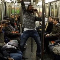 Agitando o Metrô de New York com Música e Dança