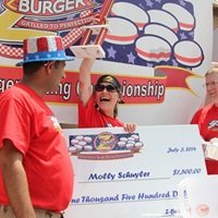 Americana Devora 26 Hambúrgueres e Vence Concurso