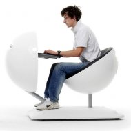 Computador e Cadeira Juntos em Forma de Esfera