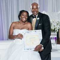 Noiva Apresenta 'Diploma de Pureza' Para o Pai