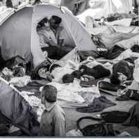 Foto Registra Beijo de Refugiados em Tenda em Acampamento