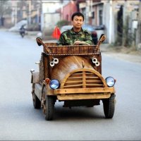 Carpinteiro Chinês Constrói Seu Próprio Carro de Madeira