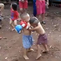 Tailandeses Promovem Lutas de Muay Thai com Crianças