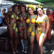 Mulheres-Fruta Desfilam Nuas em Feira