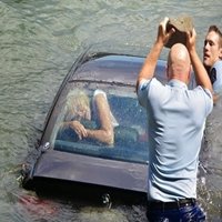 Mulher se Salva de Afogamento Após Policial Quebrar o Vidro do Carro a Pedrada