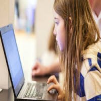 Menina de Sete Anos Consegue Hackear Rede Wi-Fi em Dez Minutos