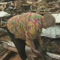 Mulher Reencontra Cão Após Tornado em Oklahoma