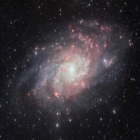 Astrofoto: Nuvens Brilhantes nos Braços Espirais de Messier 33