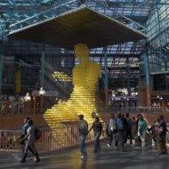 Escultura Gigante Feita com 3000 Bolas