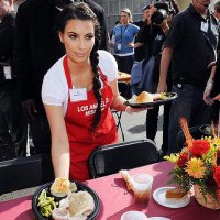 Kim Kardashian Serviu Comida aos Pobres em Centro Comunitário