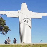 Vândalos Picham Nome de Ronaldinho Gaúcho em Estátua do Cristo