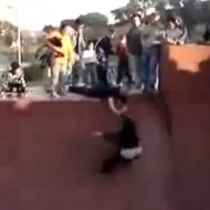 Criança Gorda Fica Presa em Pista de Skate