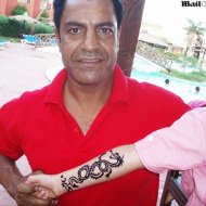 Tatuagem de Henna da Errado e Fica para Sempre Marcado no Braço de um Garoto
