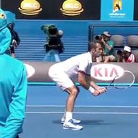 Tenista Fica de Costas Para Djokovic
