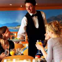 Conheça a Profissão de Garçom de Restaurante! O que Faz? Quanto Ganha?