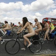 Ciclistas Nus Protestam nas Ruas de Londres