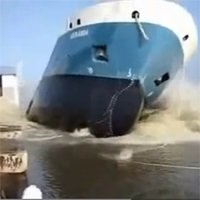 Vídeos Incríveis de Navio Sendo Colocado na Água