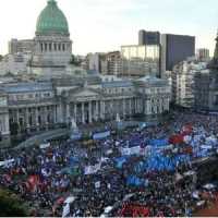 Argentinos VÃ£o Ã€s Ruas Defender 'Ley de Medios'