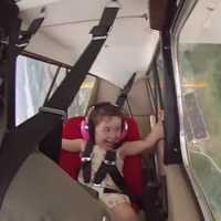 A Reação de uma Garotinha de 4 Anos ao Voar