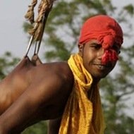 Indiano Fica Suspenso com Ganchos Cravados nas Costas em Festival