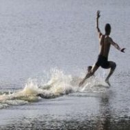 Chinês Quebra Recorde ao Correr Sobre a Água por 18 metros!!
